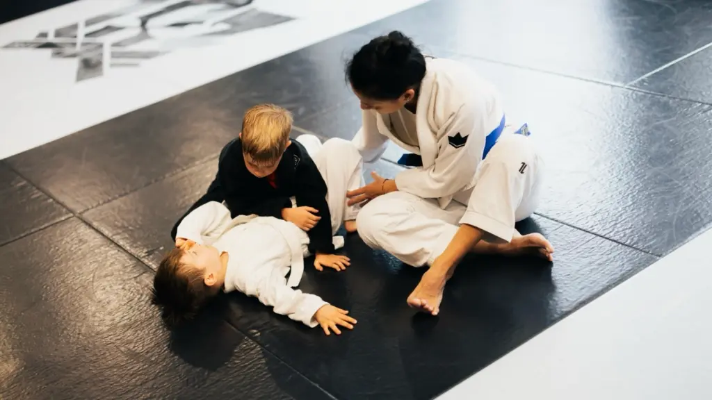 Тренер и дети на занятии по БЖЖ в 187 BJJ