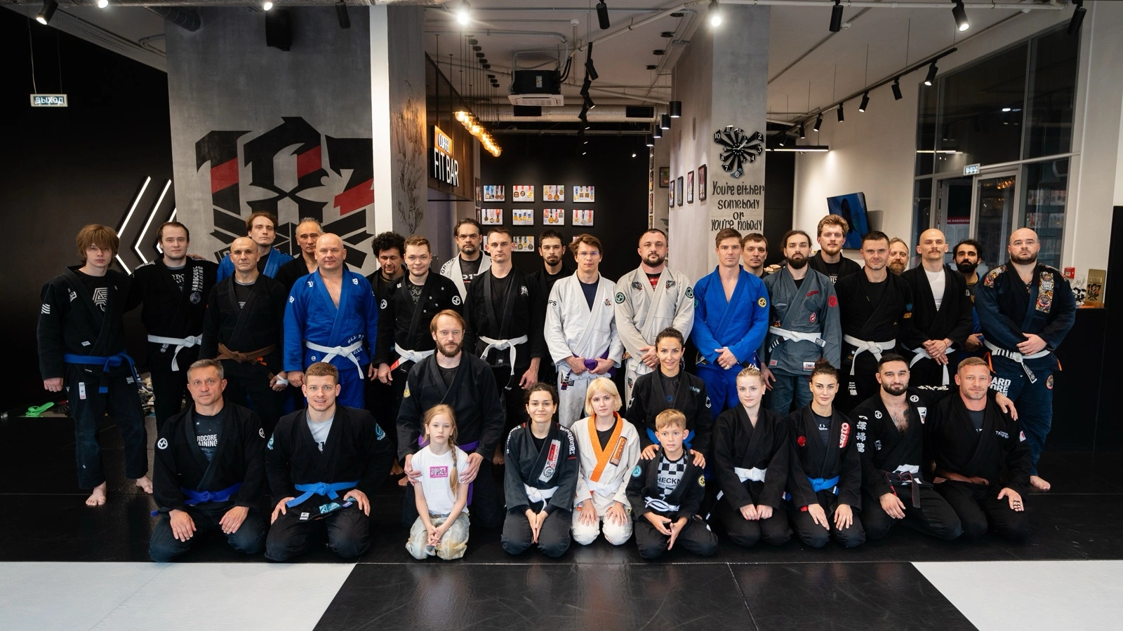 Дети и взрослые на тренировке в клубе 187 BJJ